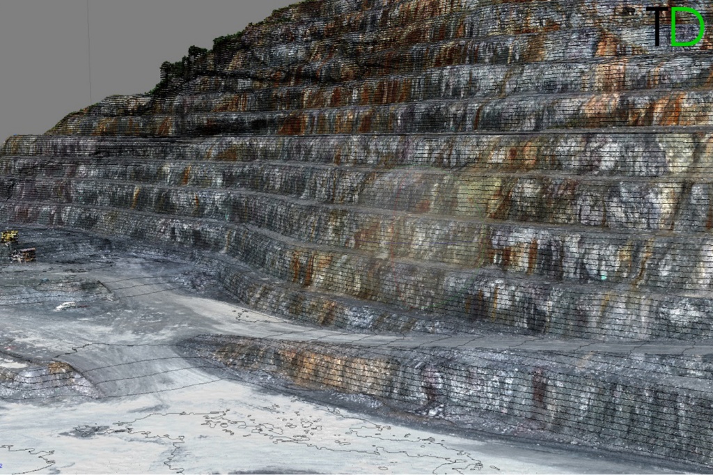Рис.12. Горизонтали совмещенные с 3D моделью бортов карьера Рис.12. Горизонтали совмещенные с 3D моделью бортов карьера